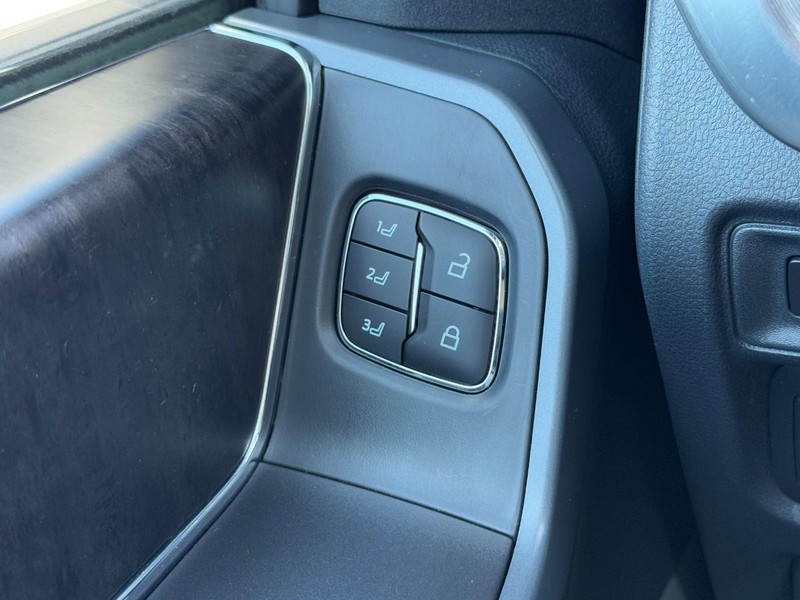 Ford F-150 Vehicle Full-screen Gallery Image 16