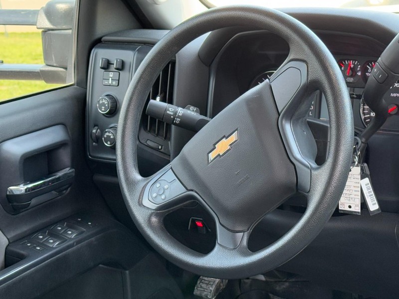 Chevrolet Silverado MD Vehicle Full-screen Gallery Image 15