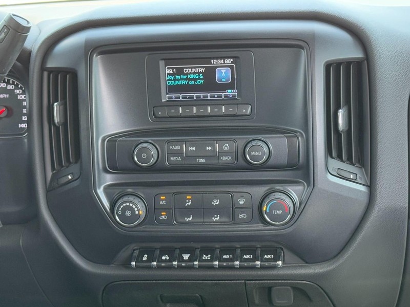 Chevrolet Silverado MD Vehicle Full-screen Gallery Image 16