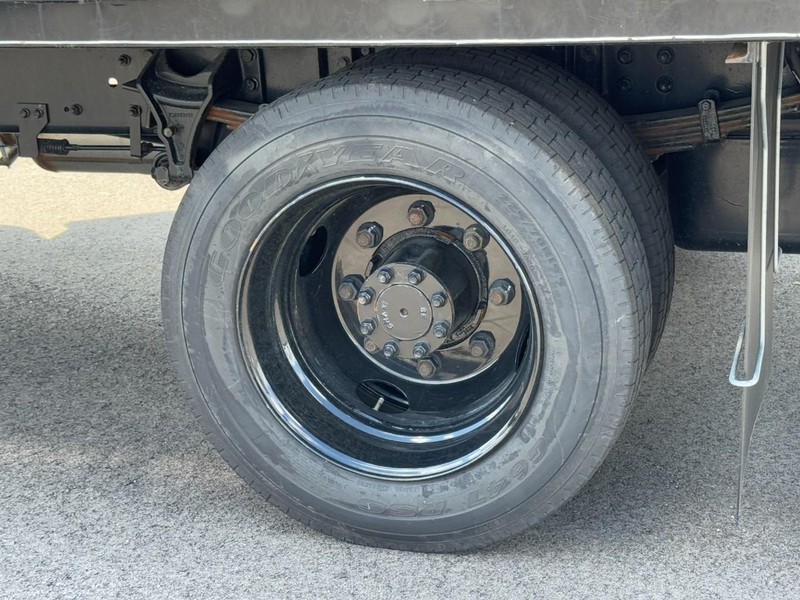 Chevrolet Silverado MD Vehicle Full-screen Gallery Image 07