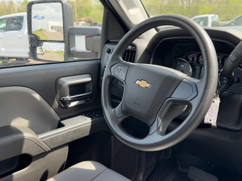 Chevrolet Silverado MD Vehicle Full-screen Gallery Image 12