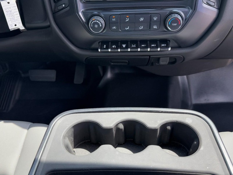 Chevrolet Silverado MD Vehicle Full-screen Gallery Image 14