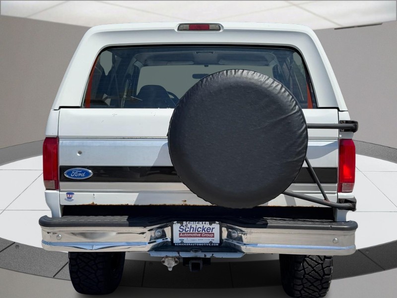 Ford Bronco Vehicle Full-screen Gallery Image 04