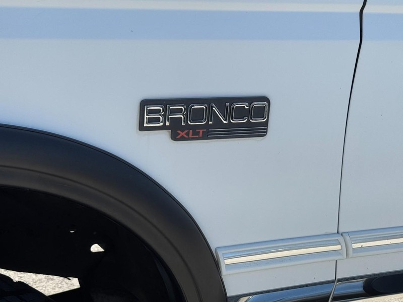 Ford Bronco Vehicle Full-screen Gallery Image 05