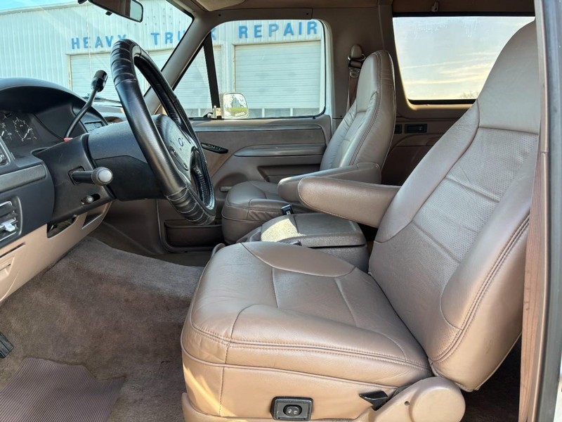 Ford Bronco Vehicle Full-screen Gallery Image 11