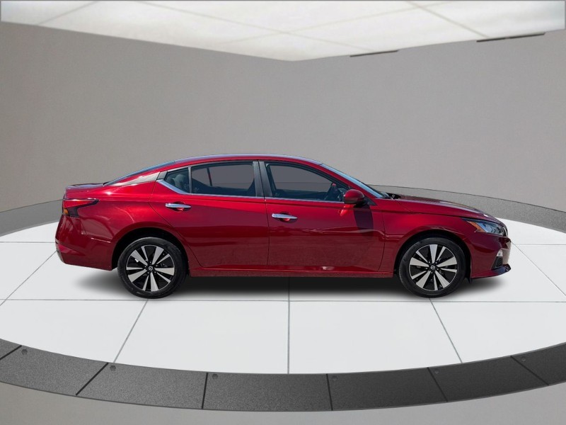 Nissan Altima Vehicle Full-screen Gallery Image 02