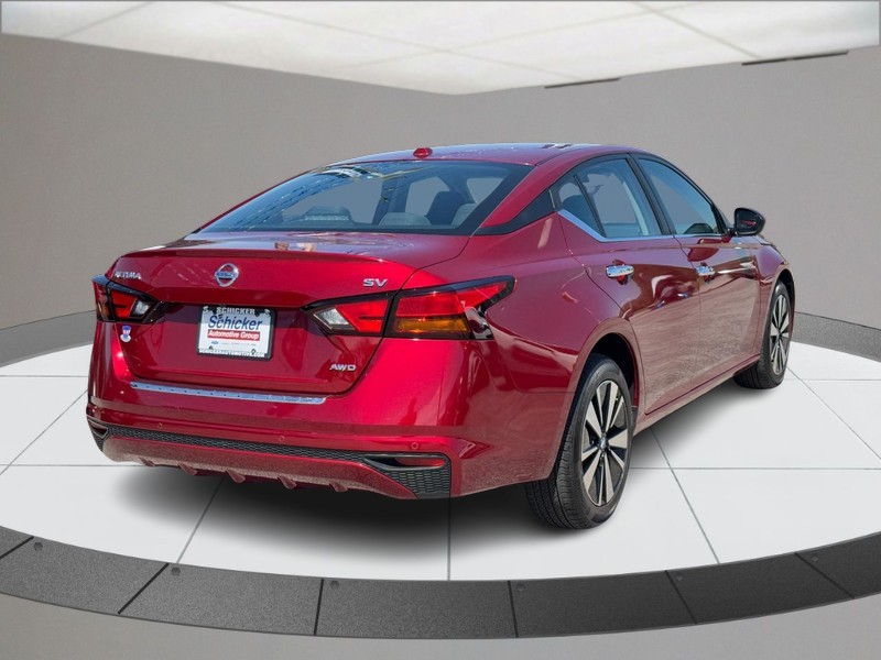Nissan Altima Vehicle Full-screen Gallery Image 03