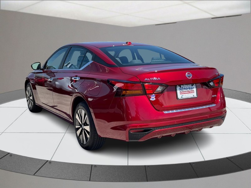 Nissan Altima Vehicle Full-screen Gallery Image 06