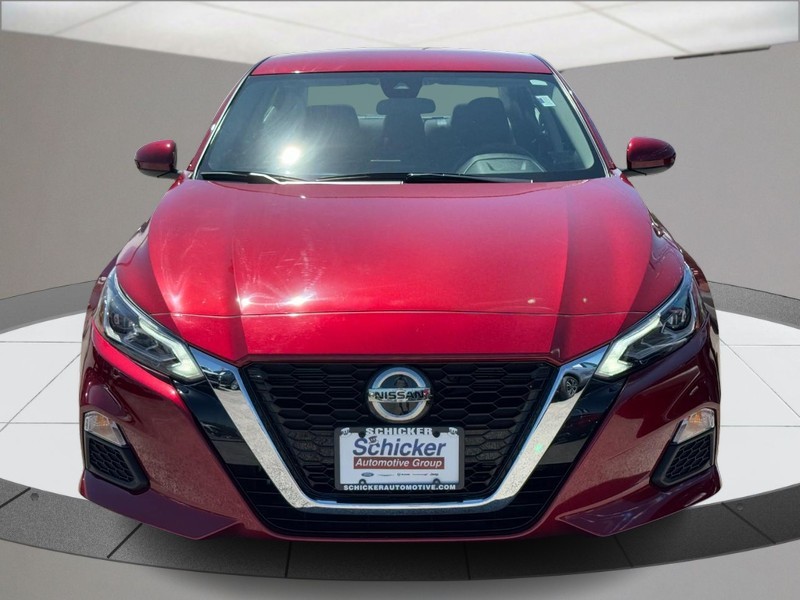 Nissan Altima Vehicle Full-screen Gallery Image 09