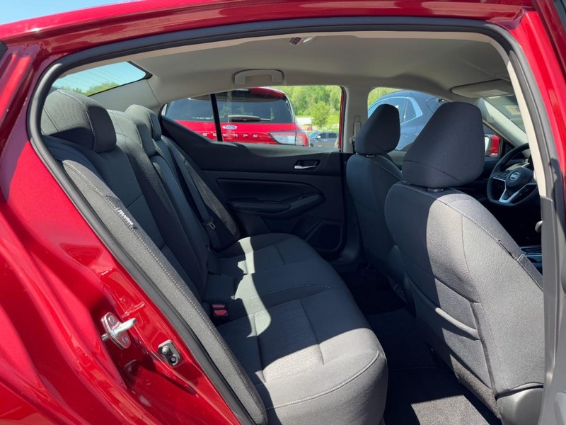 Nissan Altima Vehicle Full-screen Gallery Image 10