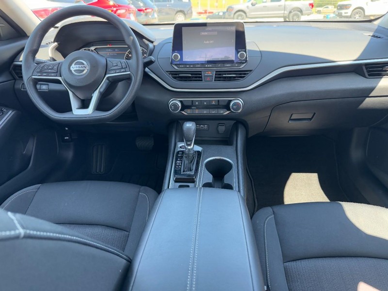 Nissan Altima Vehicle Full-screen Gallery Image 11