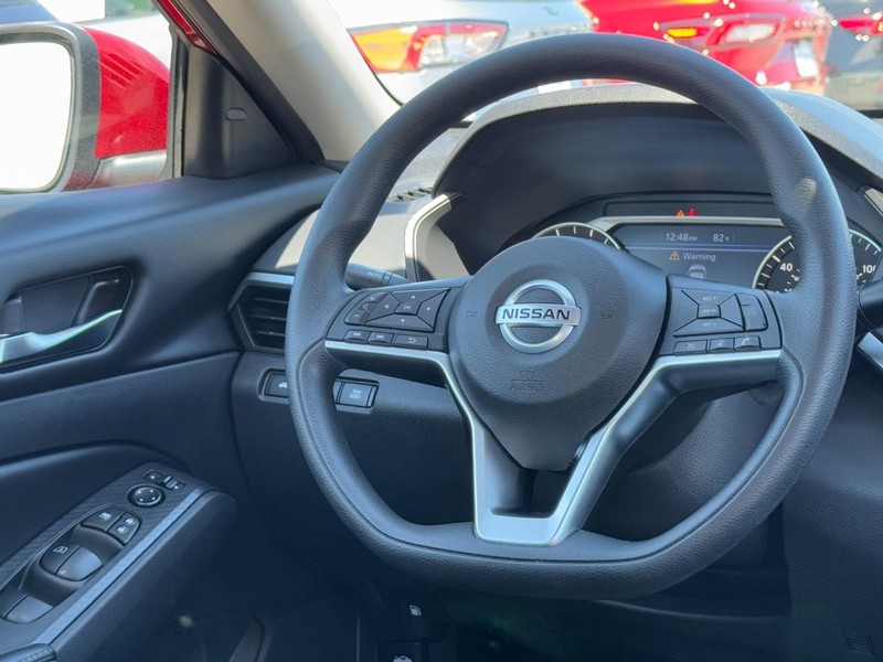 Nissan Altima Vehicle Full-screen Gallery Image 12