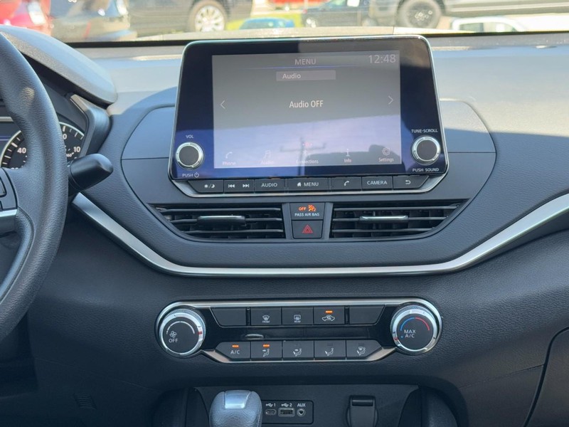 Nissan Altima Vehicle Full-screen Gallery Image 13