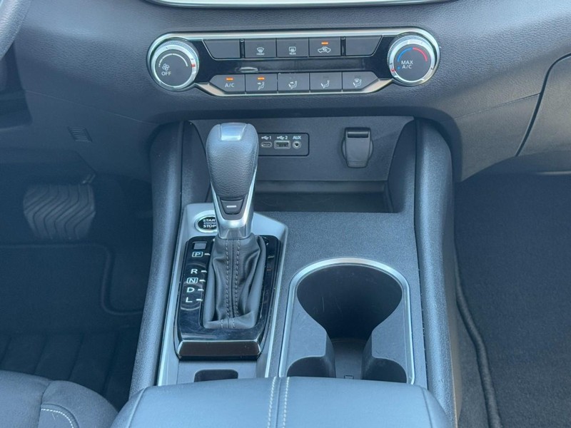Nissan Altima Vehicle Full-screen Gallery Image 14