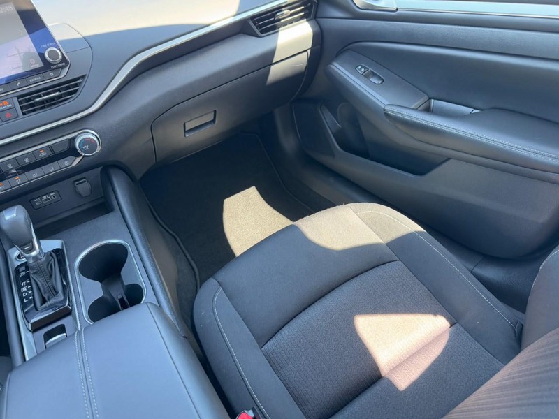 Nissan Altima Vehicle Full-screen Gallery Image 15