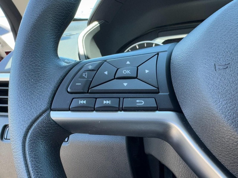Nissan Altima Vehicle Full-screen Gallery Image 16