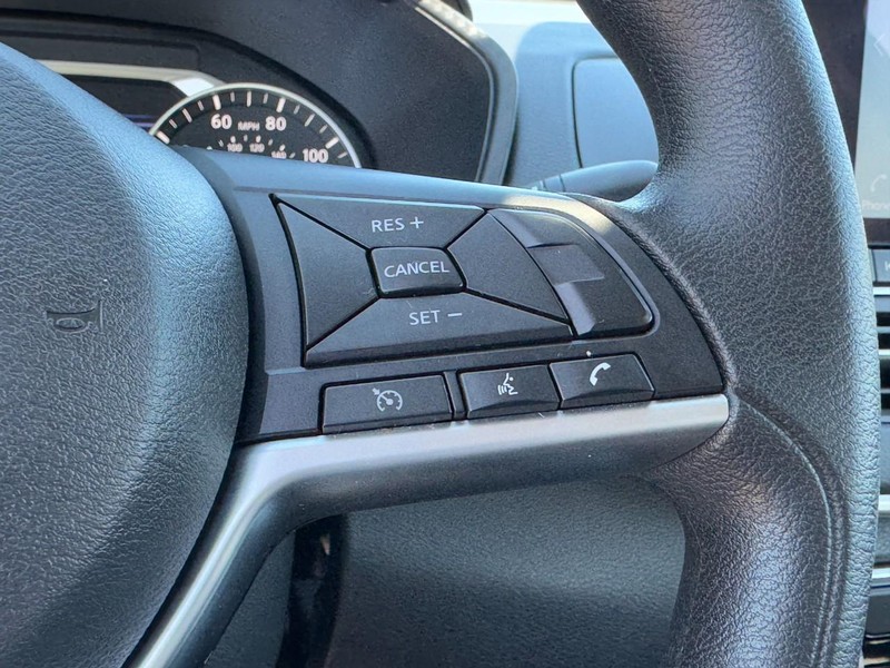 Nissan Altima Vehicle Full-screen Gallery Image 17