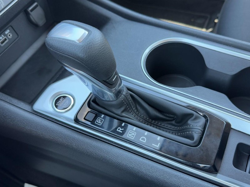 Nissan Altima Vehicle Full-screen Gallery Image 19