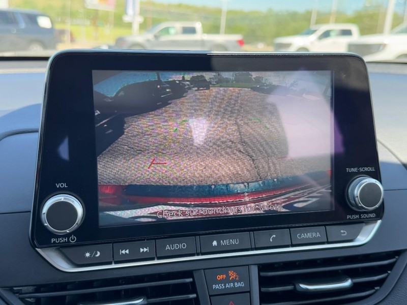 Nissan Altima Vehicle Full-screen Gallery Image 20