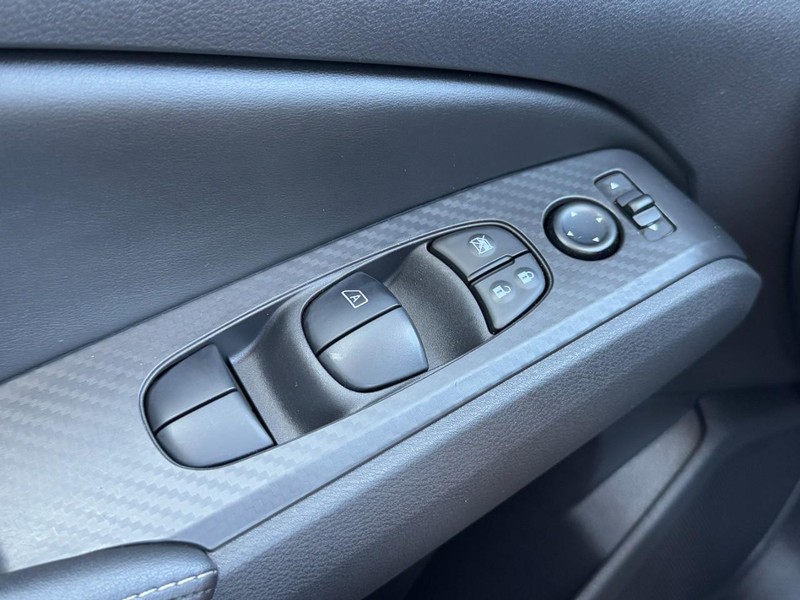 Nissan Altima Vehicle Full-screen Gallery Image 21