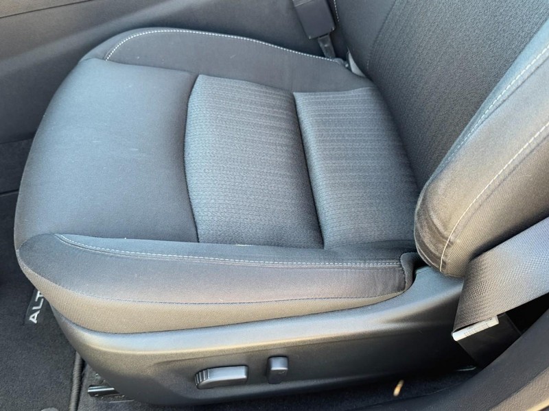 Nissan Altima Vehicle Full-screen Gallery Image 22