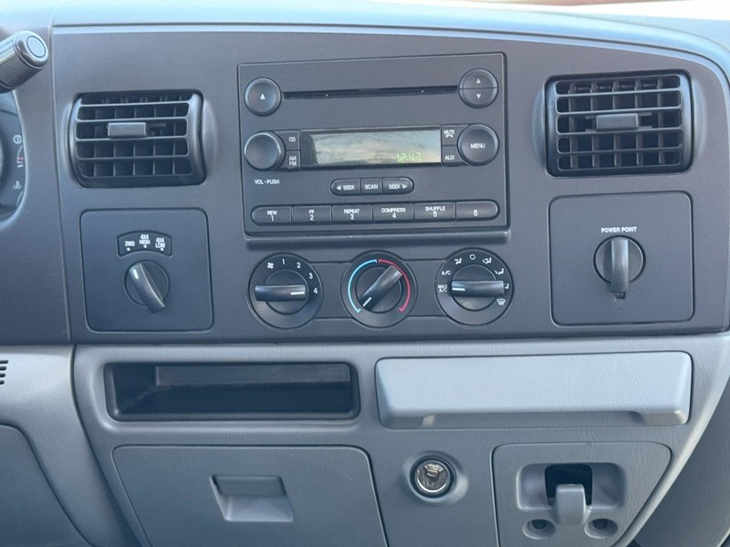 Ford Super Duty F-250 Vehicle Full-screen Gallery Image 14