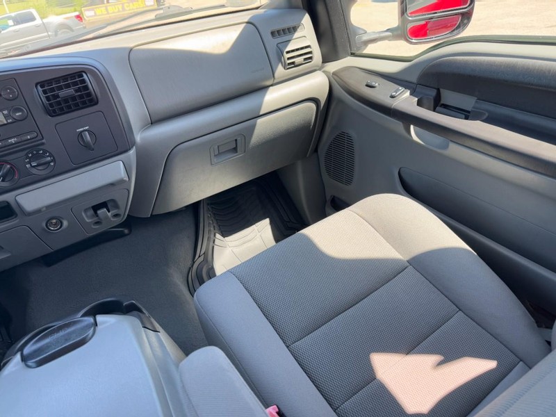 Ford Super Duty F-250 Vehicle Full-screen Gallery Image 16