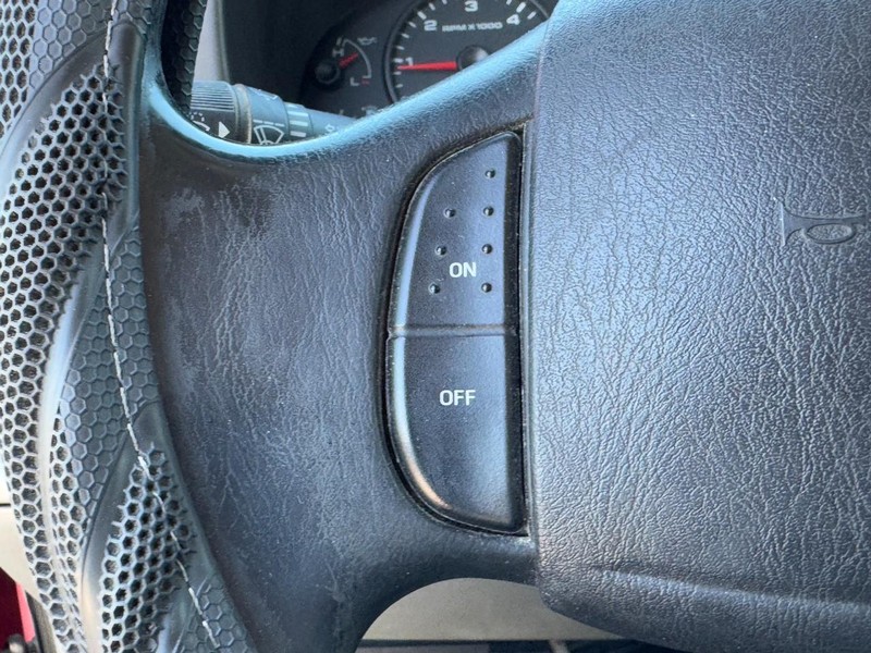 Ford Super Duty F-250 Vehicle Full-screen Gallery Image 17