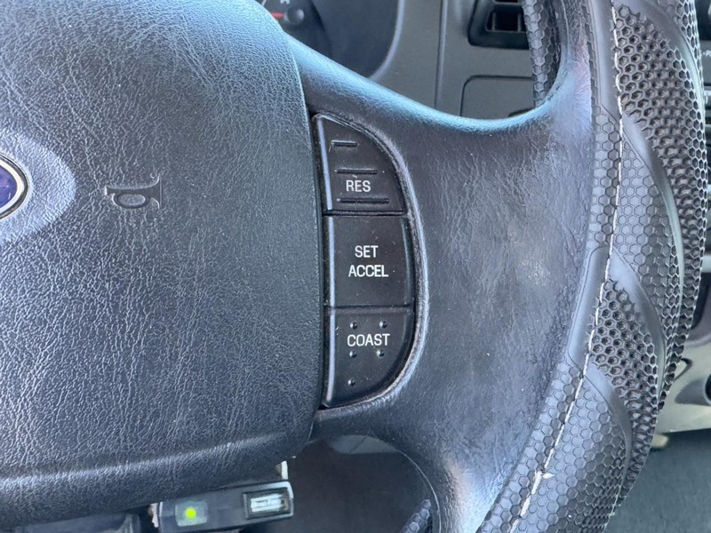 Ford Super Duty F-250 Vehicle Full-screen Gallery Image 18