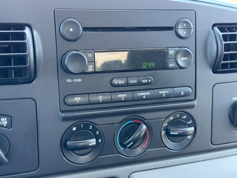 Ford Super Duty F-250 Vehicle Full-screen Gallery Image 20