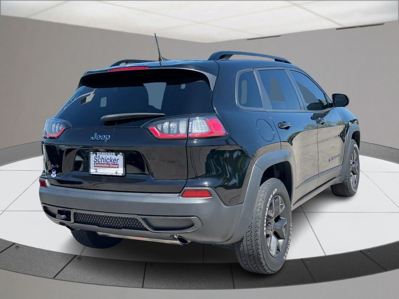 Jeep Cherokee Vehicle Full-screen Gallery Image 03
