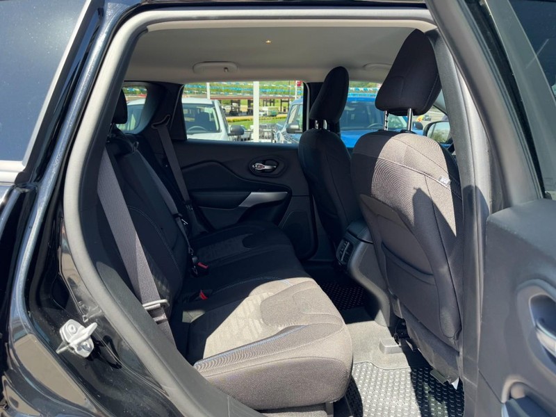 Jeep Cherokee Vehicle Full-screen Gallery Image 10