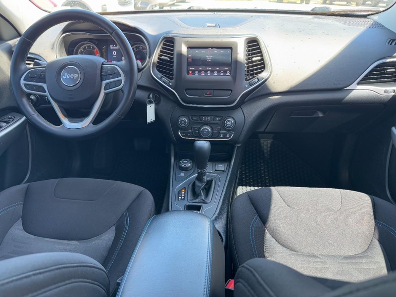 Jeep Cherokee Vehicle Full-screen Gallery Image 11