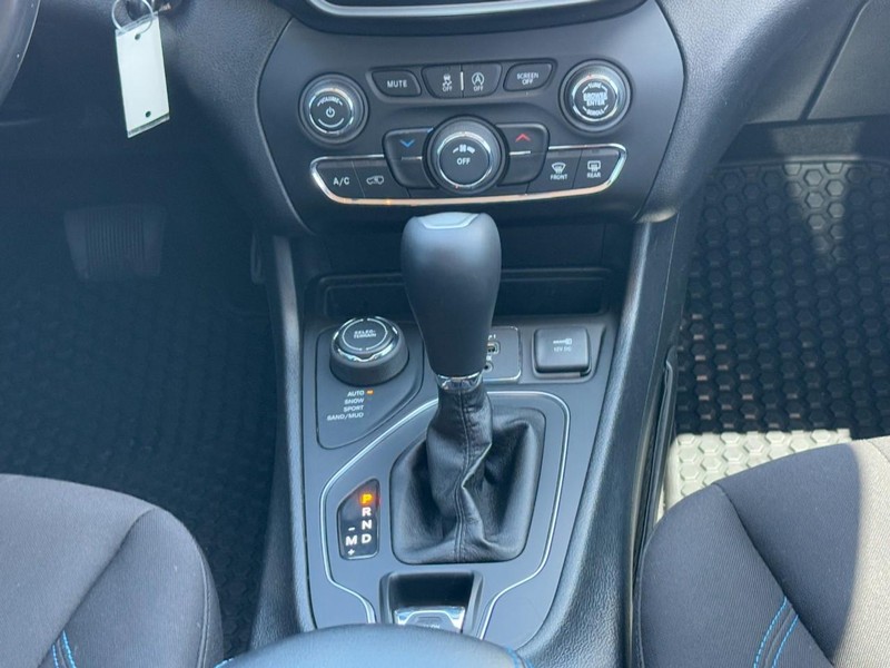 Jeep Cherokee Vehicle Full-screen Gallery Image 14