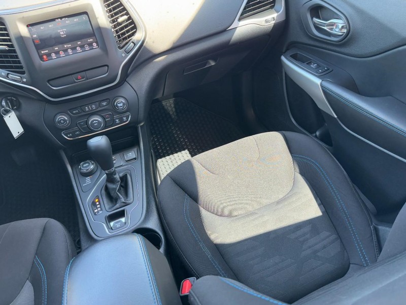 Jeep Cherokee Vehicle Full-screen Gallery Image 15
