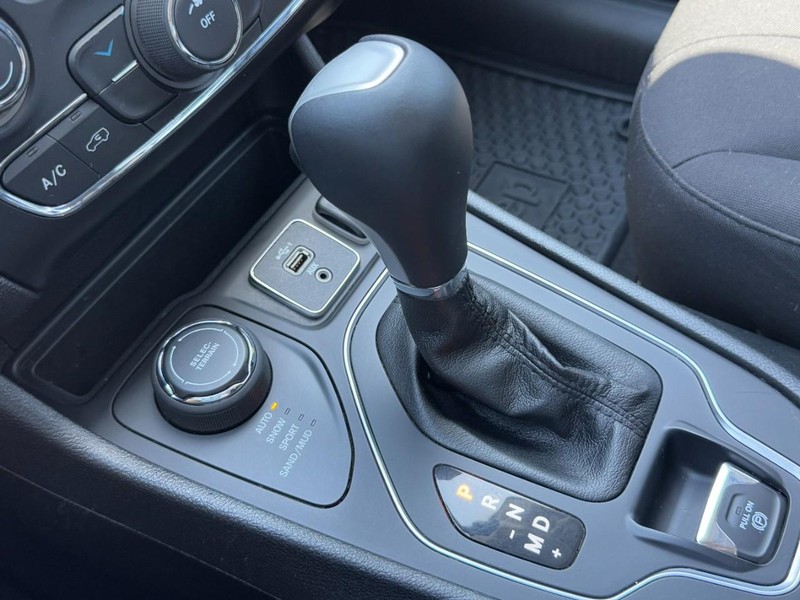 Jeep Cherokee Vehicle Full-screen Gallery Image 19