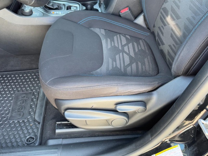 Jeep Cherokee Vehicle Full-screen Gallery Image 23