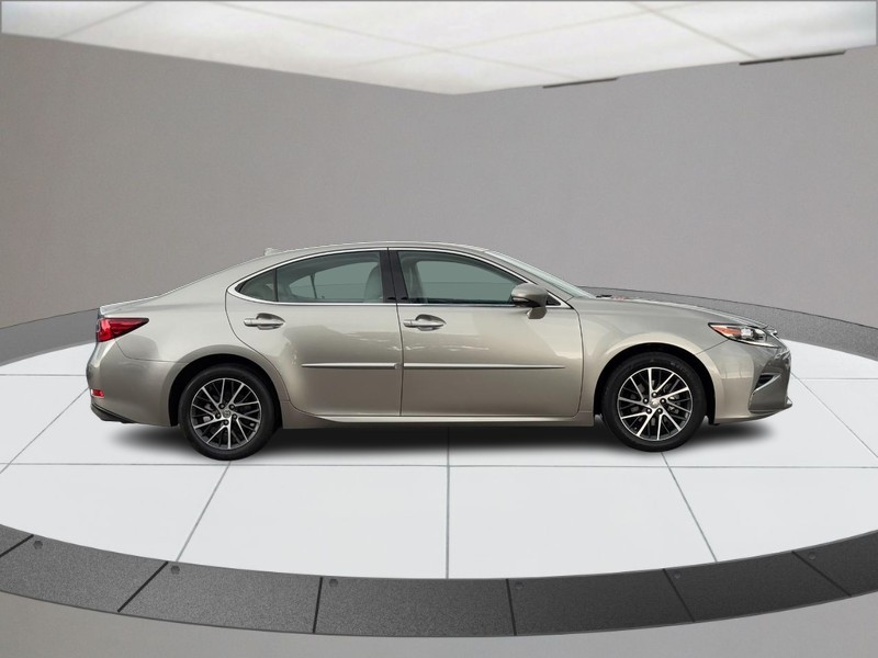 Lexus ES Vehicle Full-screen Gallery Image 02