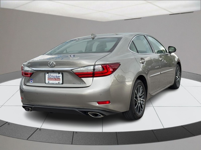 Lexus ES Vehicle Full-screen Gallery Image 03
