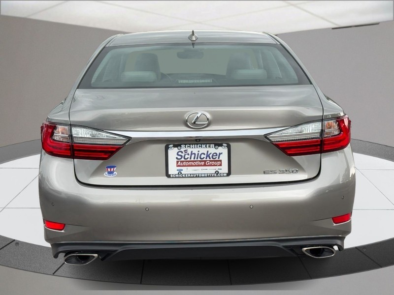 Lexus ES Vehicle Full-screen Gallery Image 04