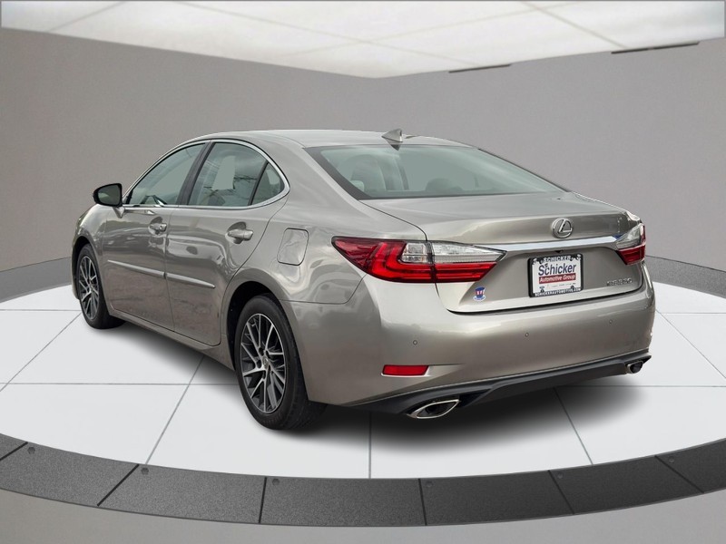 Lexus ES Vehicle Full-screen Gallery Image 05