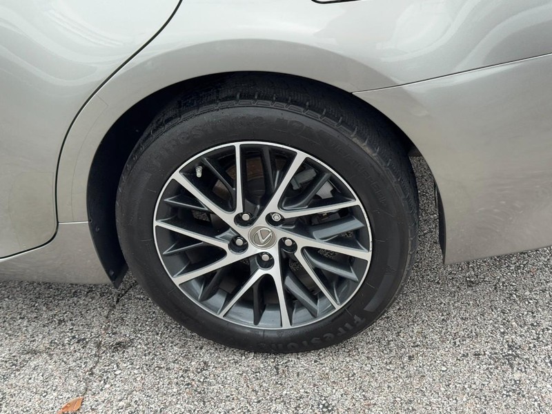 Lexus ES Vehicle Full-screen Gallery Image 06
