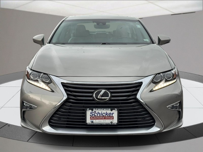 Lexus ES Vehicle Full-screen Gallery Image 08