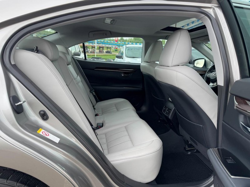 Lexus ES Vehicle Full-screen Gallery Image 09