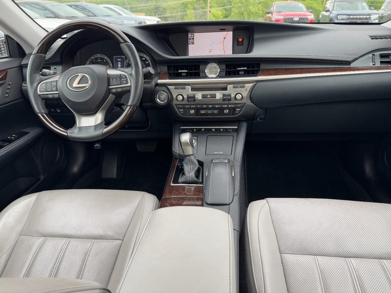 Lexus ES Vehicle Full-screen Gallery Image 10