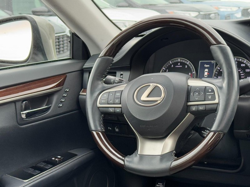 Lexus ES Vehicle Full-screen Gallery Image 11