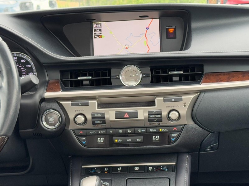 Lexus ES Vehicle Full-screen Gallery Image 12