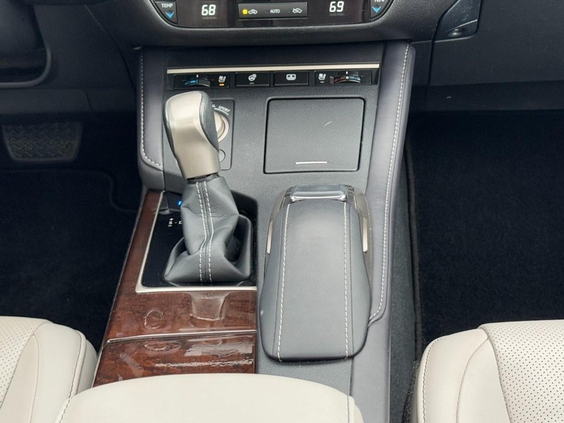 Lexus ES Vehicle Full-screen Gallery Image 13