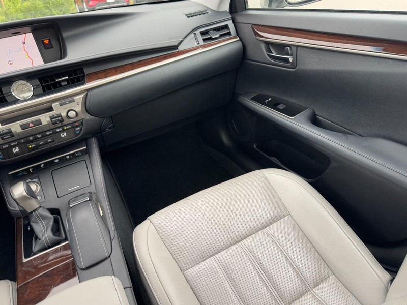 Lexus ES Vehicle Full-screen Gallery Image 14