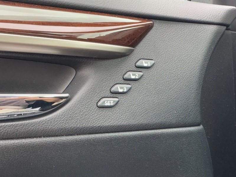 Lexus ES Vehicle Full-screen Gallery Image 15